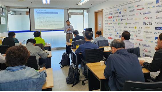 한국주택관리협회 명품관리소장 고급과정에서 이준규 감리사가 교육중이다.